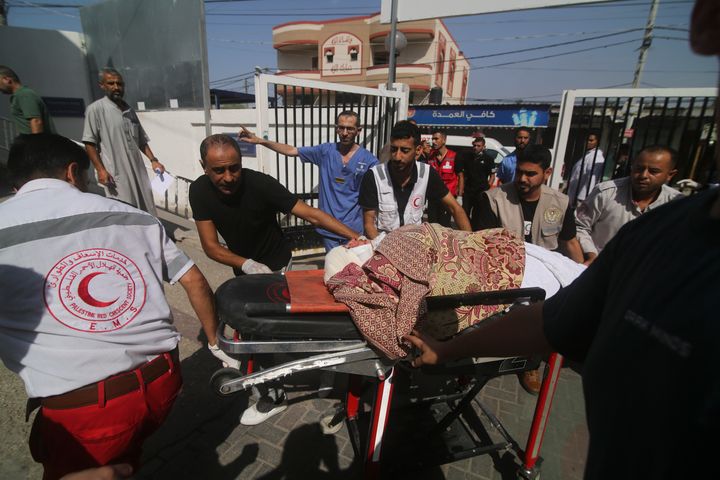 Παλαιστίνιοι που τραυματίστηκαν από ισραηλινό βομβαρδισμό της Λωρίδας της Γάζας μεταφέρονται σε νοσοκομείο στη Ράφα, τη Δευτέρα 23 Οκτωβρίου 2023. (AP Photo/Hatem Ali)
