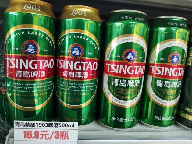 中国・湖北省のスーパーで売られている青島ビール（2023年10月22日）