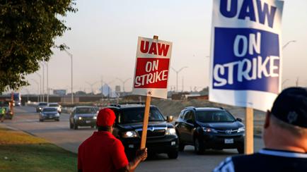 GM to include battery factory workers in UAW contract, strike expansion  pauses - Hindustan Times