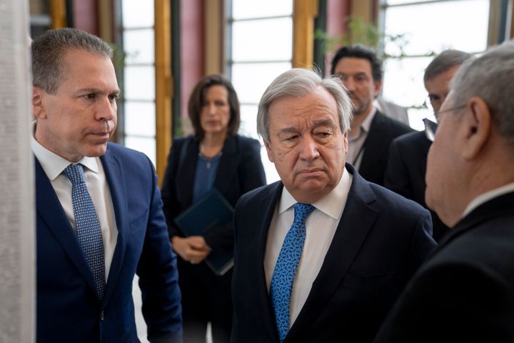 Ο Gilad Erdan (αριστερά), Μόνιμος Αντιπρόσωπος του Ισραήλ στα Ηνωμένα Έθνη, κοιτά τον Antonio Guterres, Γενικό Γραμματέα των Ηνωμένων Εθνών.