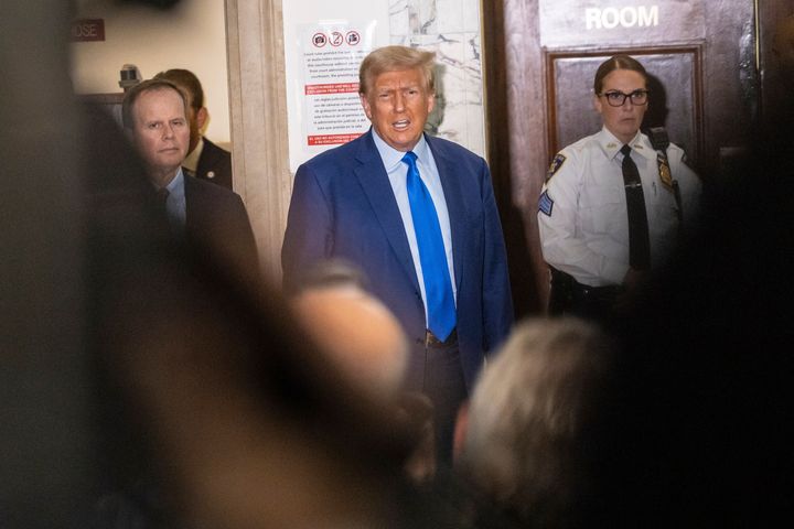 Mantan Presiden Donald Trump tiba untuk sidang penipuan bisnis perdata di Mahkamah Agung New York, Selasa, 24 Oktober 2023, di New York.  (Foto AP/Stefan Yeremia)