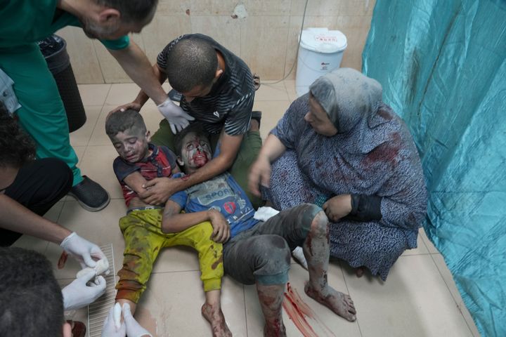 Warga Palestina yang terluka akibat pemboman Israel menunggu perawatan di sebuah rumah sakit di Deir al-Balah, selatan Jalur Gaza, Selasa, 24 Oktober 2023.