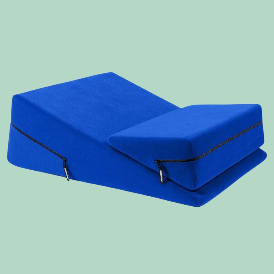 A versatile combination wedge and ramp pillow