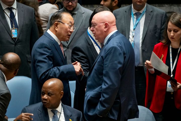 Ο Ζανγκ Τζουν, πρέσβης της Κίνας στα Ηνωμένα Έθνη, αριστερά, μιλάει με τον Βασίλι Νεμπέντζια, μόνιμο αντιπρόσωπο της Ρωσίας στα Ηνωμένα Έθνη, καθώς τα μέλη του Συμβουλίου Ασφαλείας του ΟΗΕ συγκεντρώνονται πριν ξεκινήσουν κλειστές διαβουλεύσεις στην έδρα των Ηνωμένων Εθνών τη Δευτέρα, 16 Οκτωβρίου 2023.