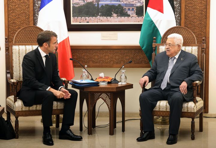 Ο Γάλλος πρόεδρος Εμανουέλ Μακρόν συναντά τον Παλαιστίνιο πρόεδρο Μαχμούντ Αμπάς στη Ραμάλα της Δυτικής Όχθης στις 24 Οκτωβρίου 2023.