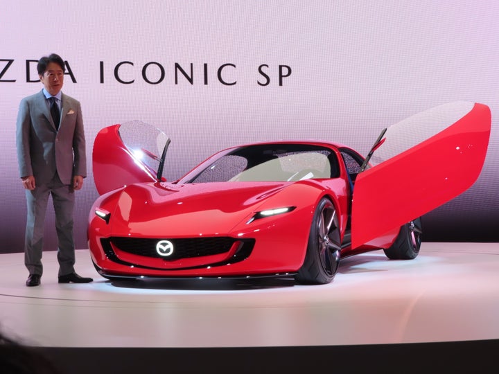 マツダのコンパクトスポーツカーコンセプト「MAZDA ICONIC SP（マツダアイコニックエスピー）＝2023年10月25日、東京都江東区