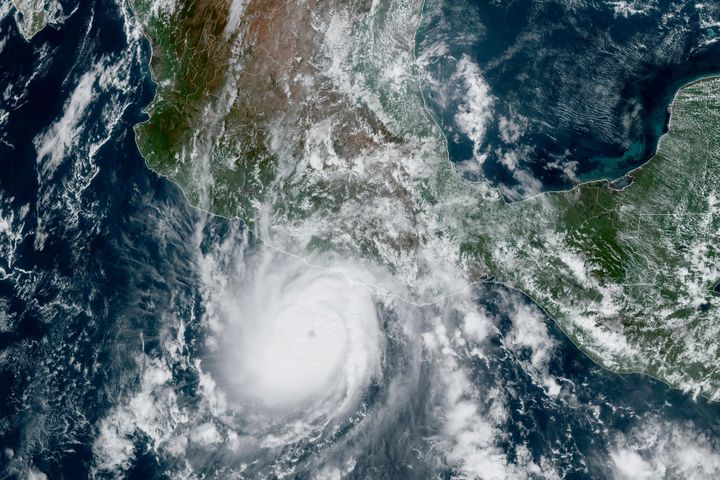 Δορυφορική εικόνα από την Εθνική Υπηρεσία Ωκεανών και Ατμόσφαιρας (NOAA) των ΗΠΑ, δείχνει τον τυφώνα Otis να πλησιάζει τις ακτές του Ειρηνικού κοντά στο Ακαπούλκο.