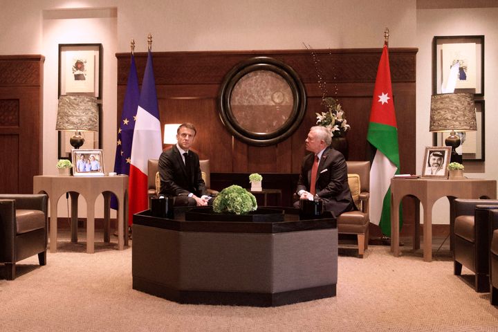 Ο Γάλλος πρόεδρος Εμανουέλ Μακρόν, αριστερά, συναντά τον βασιλιά της Ιορδανίας Αμπντάλα Β΄, Τετάρτη 25 Οκτωβρίου 2023 στο Αμμάν.