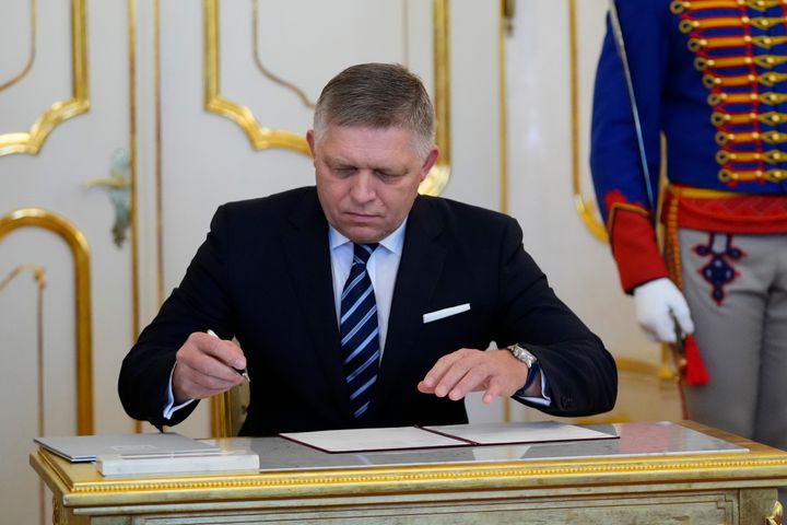 Ο νέος πρωθυπουργός της Σλοβακίας Ρόμπερτ Φίτσο κατά τη διάρκεια της τελετής ορκωμοσίας στο Προεδρικό Μέγαρο στη Μπρατισλάβα, Σλοβακία, Τετάρτη 25 Οκτωβρίου 2023