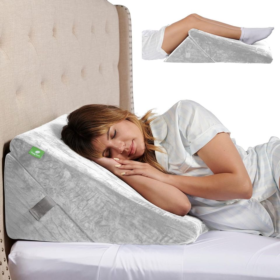 Everlasting Comfort Knee Wedge Pillow for Side Sleepers - Contour Leg  Pillow Aligns Spine & Relieves Pressure - With Strap for Back, Hip & Knee  Pain
