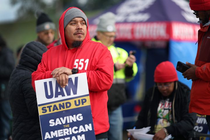 A picket outside Ford's Chicago assembly plant where workers went on strike. The union announced a tentative deal with the company on Wednesday.