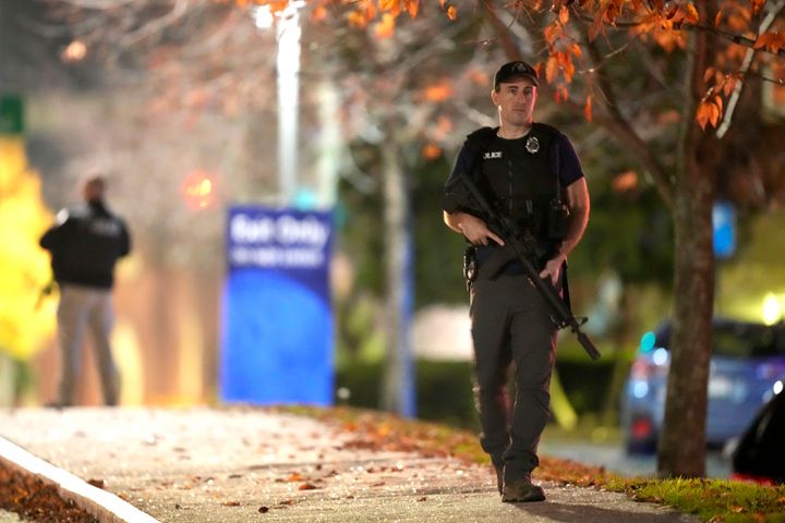 Αξιωματικοί της αστυνομίας φέρουν τουφέκια έξω από το Central Maine Medical Center κατά τη διάρκεια μιας κατάστασης ενεργού πυροβολισμού, στο Lewiston, Maine, Τετάρτη, 25 Οκτωβρίου 2023.