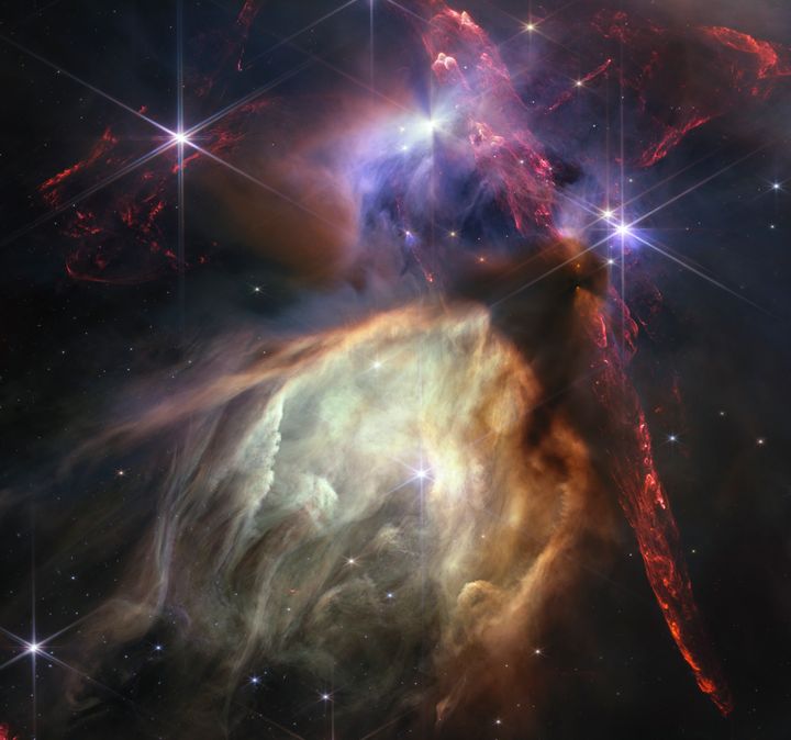 Η πρώτη επετειακή εικόνα που κυκλοφόρησε την Τετάρτη 12 Ιουλίου 2023, από το Space Telescope Science Institute Office of Public Outreach, δείχνει το διαστημικό τηλεσκόπιο James Webb της NASA να εμφανίζει μια γέννηση άστρων όπως δεν έχει ξαναγίνει ποτέ, γεμάτη λεπτομερή, ιμπρεσιονιστική υφή.