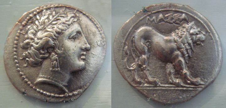 Αργυρή δραχμή της Μασσαλίας, 375-200 π.Χ. Όψεις κεφαλή της Αρτέμιδος, ανατ. λιοντάρι, πάνω επιγραφή ΜΑΣΣΑ(ΛΙΑ).