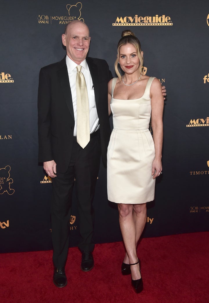 O CEO da Great American Family, Bill Abbott, à esquerda, e Candace Cameron Bure.