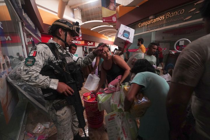 Seorang tentara Garda Nasional Meksiko mencoba menghentikan penjarahan di pusat perbelanjaan setelah Badai Otis melanda Acapulco, Meksiko, pada 25 Oktober 2023. 