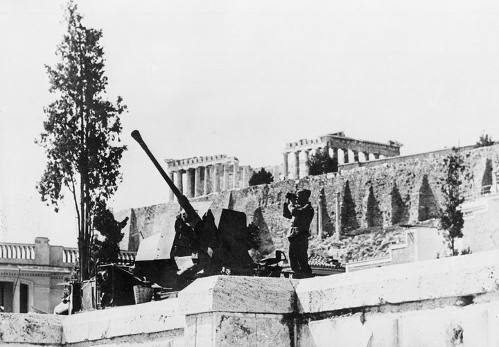 Αθήνα 4 Ιουνίου 1941: Γερμανικά αντιαεροπορικά πυροβόλα στην Ακρόπολη κατά τη διάρκεια του Β΄ Παγκοσμίου Πολέμου. (AP Photo)