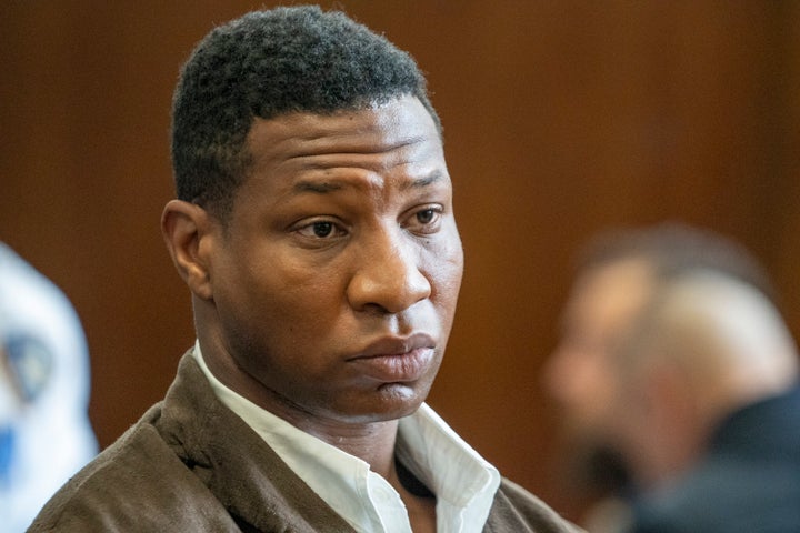 Jonathan Majors é visto no tribunal durante uma audiência sobre seu caso de agressão em 20 de junho em Nova York.