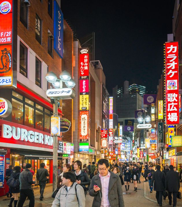 繁華街の中に位置するバーガーキング渋谷センター街店（2014年）