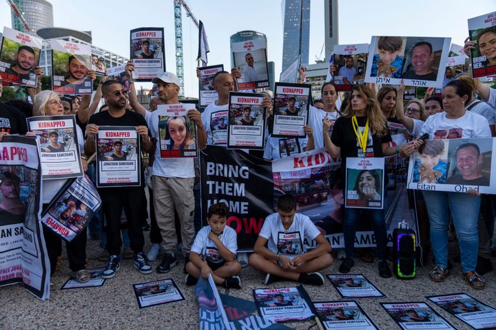 Συγγενείς ανθρώπων που απήχθησαν από μαχητές της Χαμάς κρατούν τις φωτογραφίες των αγαπημένων τους προσώπων κατά τη διάρκεια μιας διαμαρτυρίας που ζητά την επιστροφή τους, στο Τελ Αβίβ, Ισραήλ, (26/10/2023)