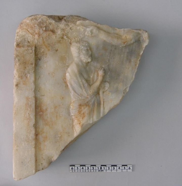 Ανώτερο μέρος (επίτιτλο) μαρμάρινης ψηφισματικής στήλης του 4ου αι. π.Χ., με τμήμα ανάγλυφης παράστασης
