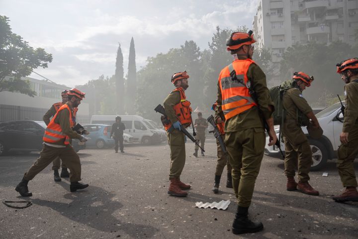 Ισραηλινοί στρατιώτες επιθεωρούν τις ζημιές σε ένα κτίριο μετά από χτύπημα πυραύλου που εκτοξεύτηκε από τη Γάζα, στο Τελ Αβίβ, Ισραήλ, Παρασκευή 27 Οκτωβρίου 2023.