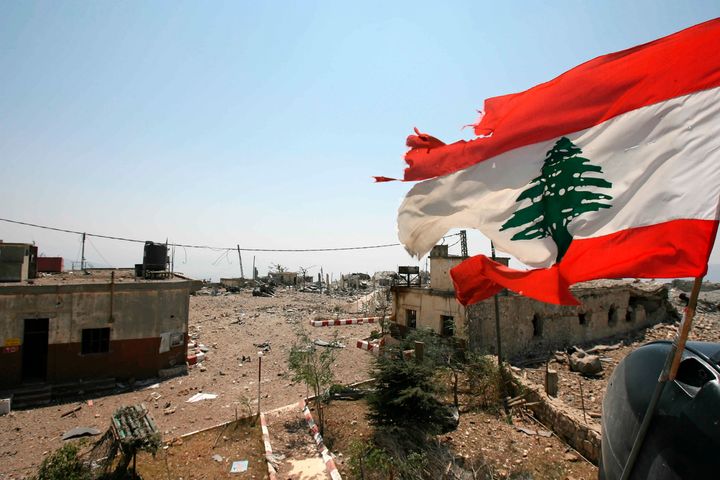 Λιβανέζικη σημαία στην φυλακή Khiam στα νότια της χώρας στις 16 Αυγούστου 2006, δύο μέρες μετά το τέλος της σύγκρουσης με το Ισραήλ.