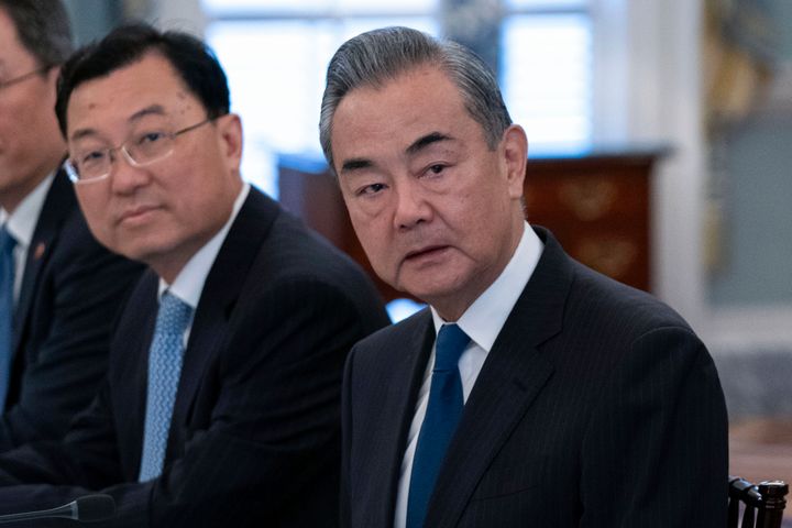 Ο Κινέζος υπουργός Εξωτερικών Γουάνγκ Γι, δεξιά, κατά τη διάρκεια διμερούς συνάντησης με τον υπουργό Εξωτερικών Άντονι Μπλίνκεν στο Στέιτ Ντιπάρτμεντ στην Ουάσιγκτον, Παρασκευή 27 Οκτωβρίου 2023. Ο πρόεδρος Τζο Μπάιντεν συναντήθηκε την Παρασκευή με τον κορυφαίο διπλωμάτη της Κίνας, μια συζήτηση που θεωρείται προάγγελος μιας πιθανής συνάντησης με τον Κινέζο πρόεδρο Σι Τζινπίνγκ τον επόμενο μήνα. 