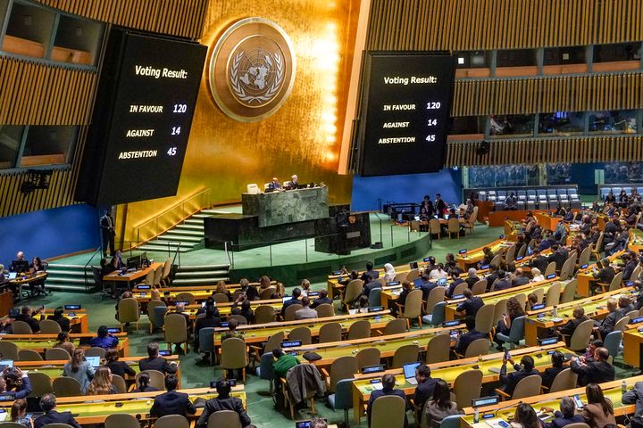 Τα αποτελέσματα της ψηφοφορίας εμφανίζονται καθώς η Γενική Συνέλευση των Ηνωμένων Εθνών ψηφίζει ένα μη δεσμευτικό ψήφισμα που καλεί σε "ανθρωπιστική εκεχειρία" στη Γάζα και παύση των εχθροπραξιών μεταξύ του Ισραήλ και των ηγετών της Χαμάς στη Γάζα, Παρασκευή 27 Οκτωβρίου 2023 στην έδρα του ΟΗΕ.