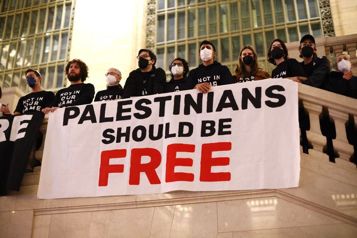 Pro-Palestinian protesters call for ceasefire at Grand Central