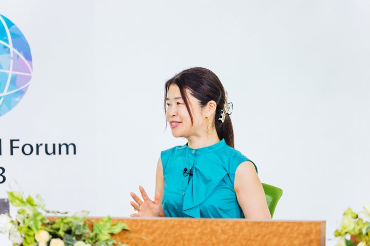 今井のりさん:株式会社レゾナック・ホールディングス執行役員、最高人事責任者(CHRO)。慶應義塾大学理工学部卒業後、旧日立化成に入社。経営企画、オープンイノベーション、海外営業(米国駐在)、蓄電池やモビリティー等の複数事業の企画・事業統括を経て、2019年執行役に就任。旧昭和電工と旧日立化成の統合により2023年1月に発足したレゾナックでは、CHROとして重要戦略である人材育成・企業文化醸成に従事