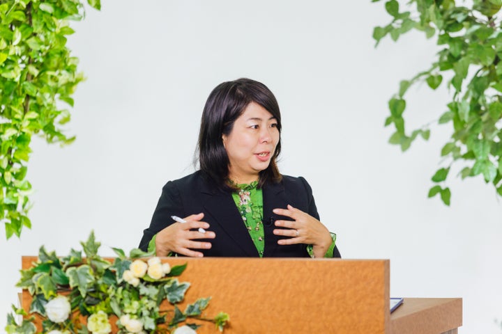 泉谷由梨子:ハフポスト日本版編集長。1983年生まれ。慶應義塾大学大学総合政策学部を卒業後、2005年に毎日新聞社に入社。2013年に退職後、シンガポールに転居し、日系出版社で編集者、NGOで広報職員として勤務。2016年に帰国しハフポスト日本版に。ジェンダー平等や働き方、子育て、男性育休のキャンペーン報道をリード。2018年副編集長、2021年6月より現職。2023年に創刊10周年を迎えたハフポストで特別企画「未来を作る」を連載中