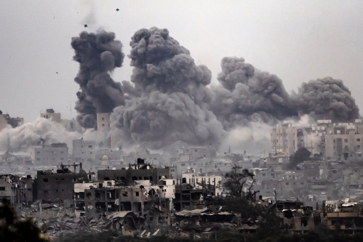 イスラエル南部で撮影された、空爆を受けるガザ地区(2023年10月29日)