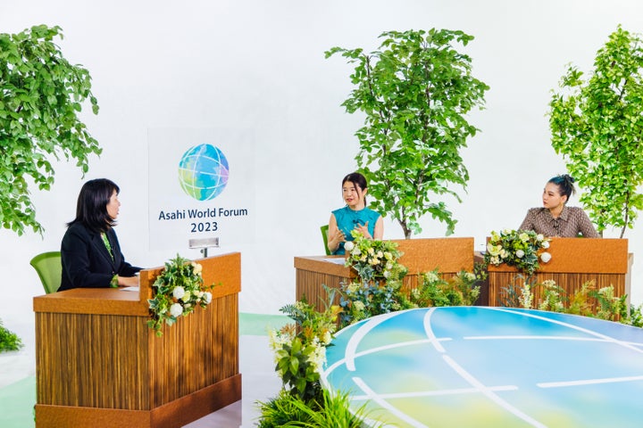 朝日地球会議2023で、意見を交わす登壇者たち。右から、モデル・ラジオナビゲーターの長谷川ミラさん、レゾナック・ホールディングス最高人事責任者(CHRO)の今井のりさん、ハフポスト日本版の泉谷由梨子編集長