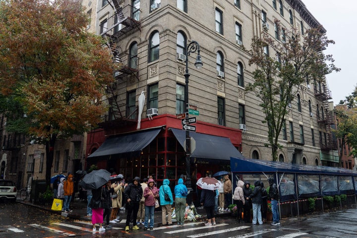 Friends' Fans Pay Tribute to Matthew Perry Outside Show's Iconic NYC  Apartment Building: Photo 4980327, Friends, Matthew Perry Photos