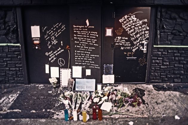 花やろうそく、メッセージがたむけられたザ・ヴァイパー・ルームの外観。亡くなった翌日1993年11月1日の様子
