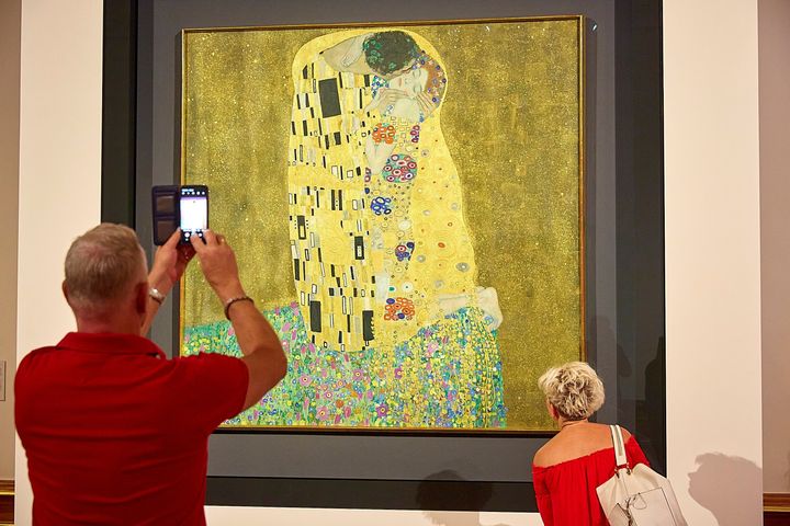 Το έργο «Το Φιλί» του Γκούσταβ Κλιμτ στο Μουσείο Belvedere της Βιέννης. (Photo by Georges Schneider/Xinhua via Getty Images)