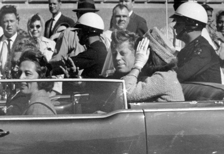 22 Νοεμβρίου 1963. Ο Πρόεδρος των ΗΠΑ Τζον Κένεντι στο Ντάλας, λίγο πριν τη δολοφονία. Πλάι του η Πρώτη Κυρία Ρζάκι Κένεντι.(AP Photo/Jim Altgens, File)