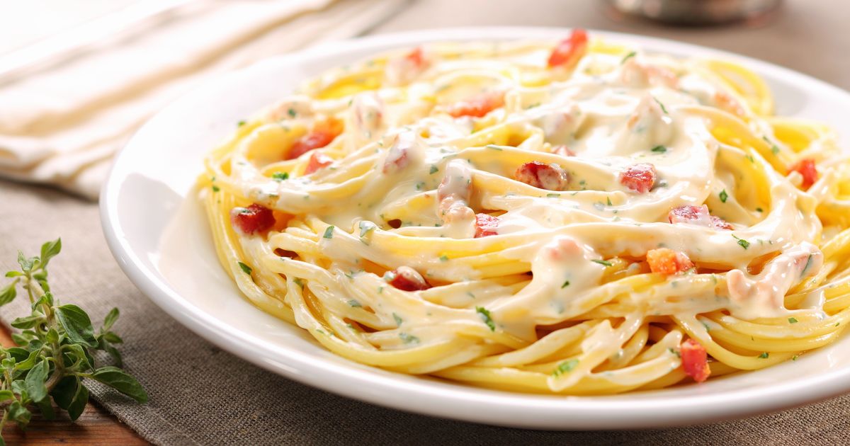 Рецепт карбонары со спагетти. Паста карбонара. Спагетти карбонара. Итальянская паста карбонара. Спагетти карбонара классический.