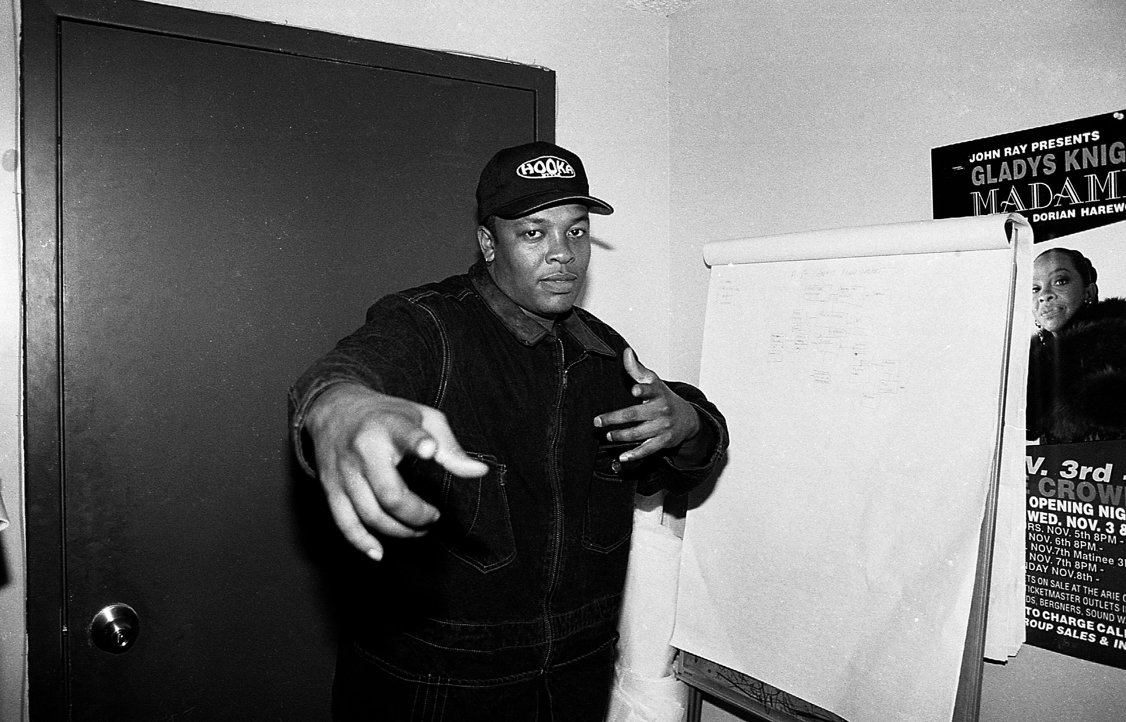 El rapero y productor Dr. Dre posa para fotografías detrás del escenario del Regal Theatre de Chicago en enero de 1993.