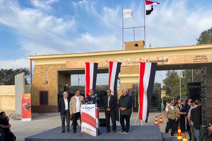 Ο πρωθυπουργός της Αιγύπτου Mostafa Madbouly, στο κέντρο, μιλάει στο συνοριακό πέρασμα της Ράφα μεταξύ της Αιγύπτου και της Λωρίδας της Γάζας, στη Ράφα της Αιγύπτου, Τρίτη 31 Οκτωβρίου 2023.