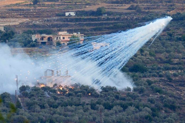 Μια οβίδα που φαίνεται να είναι λευκός φώσφορος από το ισραηλινό πυροβολικό εκρήγνυται πάνω από ένα σπίτι στο al-Bustan, ένα λιβανέζικο χωριό στα σύνορα με το Ισραήλ, στο νότιο Λίβανο, στις 15 Οκτωβρίου 2023.