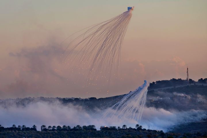 Οι οβίδες που φαίνεται να περιέχουν λευκό φώσφορο από το ισραηλινό πυροβολικό εκρήγνυνται πάνω από τη Νταχάιρα, ένα λιβανέζικο χωριό στα σύνορα με το Ισραήλ, στο νότιο Λίβανο, στις 16 Οκτωβρίου 2023.