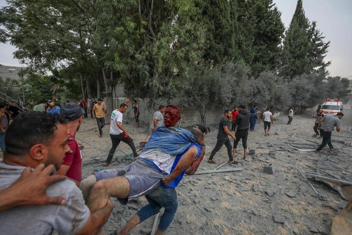 Παλαιστίνιοι απομακρύνουν έναν άνδρα που τραυματίστηκε κατά τη διάρκεια ισραηλινού αεροπορικού βομβαρδισμού στην Τζαμπαλίγια, κοντά στην πόλη της Γάζας, Τετάρτη 11 Οκτωβρίου 2023.