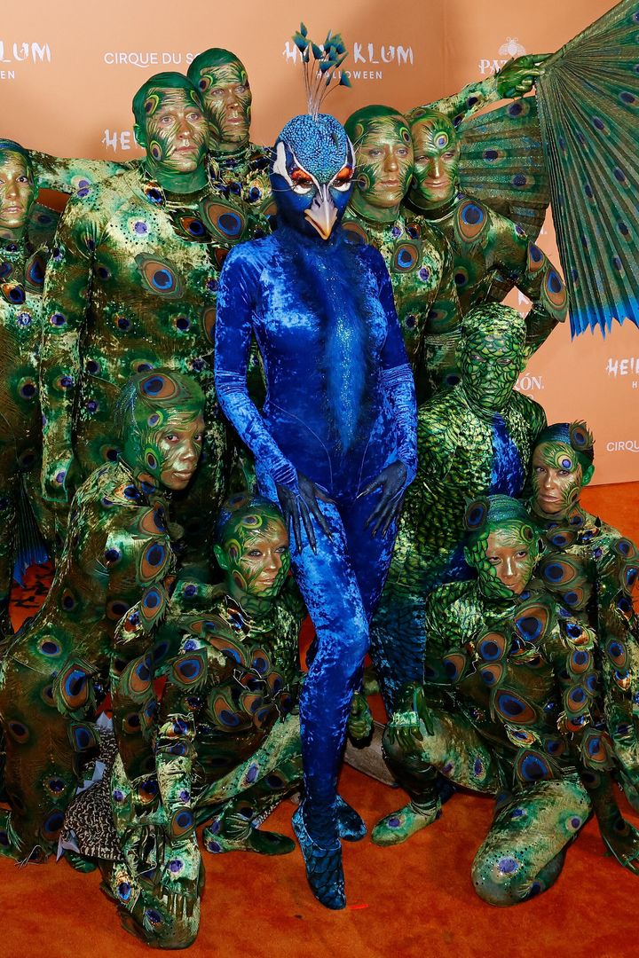 Heidi was flanked by a squad of Cirque Du Soleil performers on the red carpet