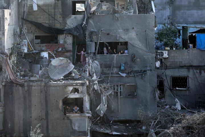 Παλαιστίνιοι κοιτάζουν από τα παράθυρα τις ζημιές που προκάλεσαν οι ισραηλινές αεροπορικές επιδρομές στον προσφυγικό καταυλισμό Jabaliya, στη βόρεια Λωρίδα της Γάζας, Τετάρτη, 1 Νοεμβρίου 2023.