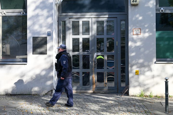 Αστυνομικός περιπολεί έξω από συναγωγή στο Βερολίνο, η οποία έγινε στόχος επίθεσης.