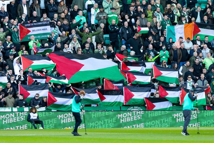 Οι οπαδοί της Σέλτικ επιδεικνύουν σημαίες της Παλαιστίνης κατά τη διάρκεια ενός αγώνα της σκοτσέζικης Premiership μεταξύ της Χιμπέρνιαν και της Σέλτικ στο Easter Road, στις 28 Οκτωβρίου 2023, στο Εδιμβούργο της Σκωτίας.