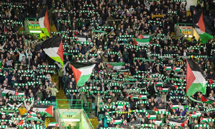 Οι οπαδοί της Σέλτικ κρατούν σημαίες της Παλαιστίνης κατά τη διάρκεια αγώνα Τσάμπιονς Λιγκ UEFA μεταξύ Σέλτικ και Ατλέτικο της Μαδρίτης στο Σέλτικ Παρκ, στις 25 Οκτωβρίου 2023, στη Γλασκώβη της Σκωτίας.