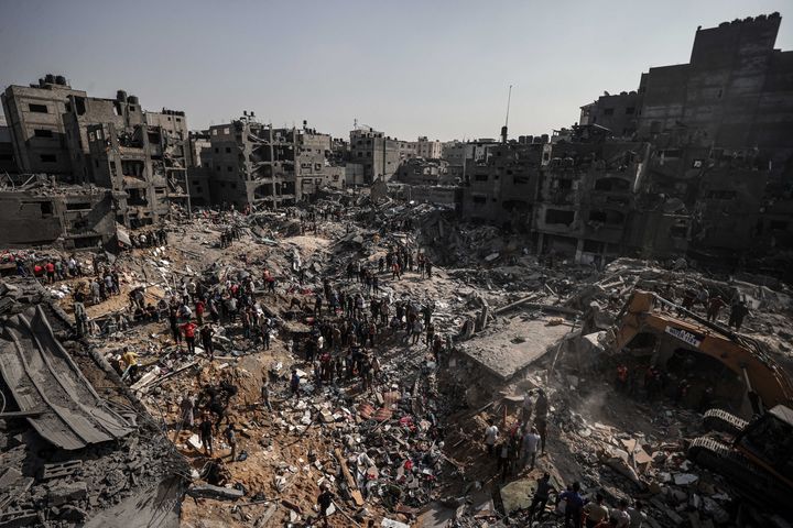 Παλαιστίνιοι διεξάγουν επιχείρηση έρευνας και διάσωσης μετά τον δεύτερο βομβαρδισμό του ισραηλινού στρατού στον προσφυγικό καταυλισμό Τζαμπαλίγια στην πόλη της Γάζας (1/11/2023)